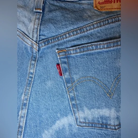 Levi’s 501 High-Rise Bleach Tie-Dye Cutoff Shorts | Raw Hem | Women’s 27 - Picture 10 of 11